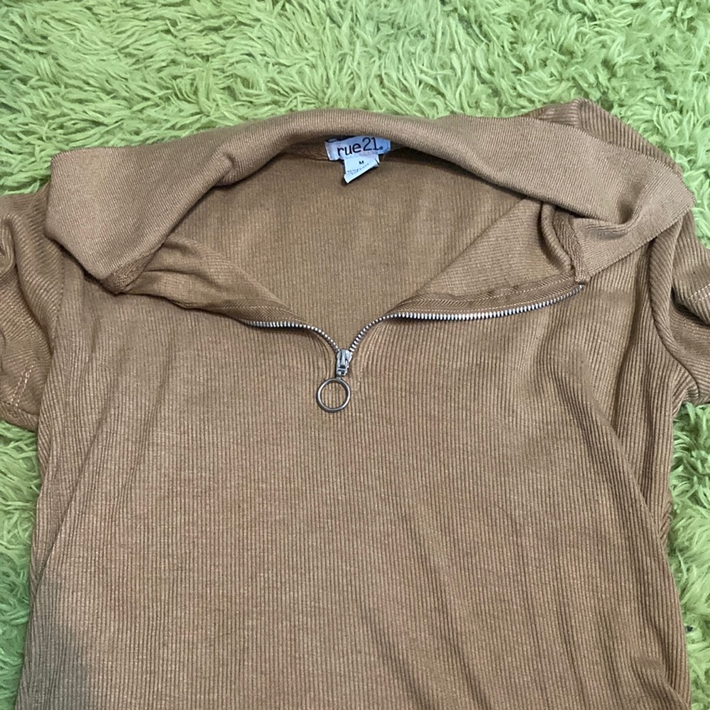 brown short sleeved shirt